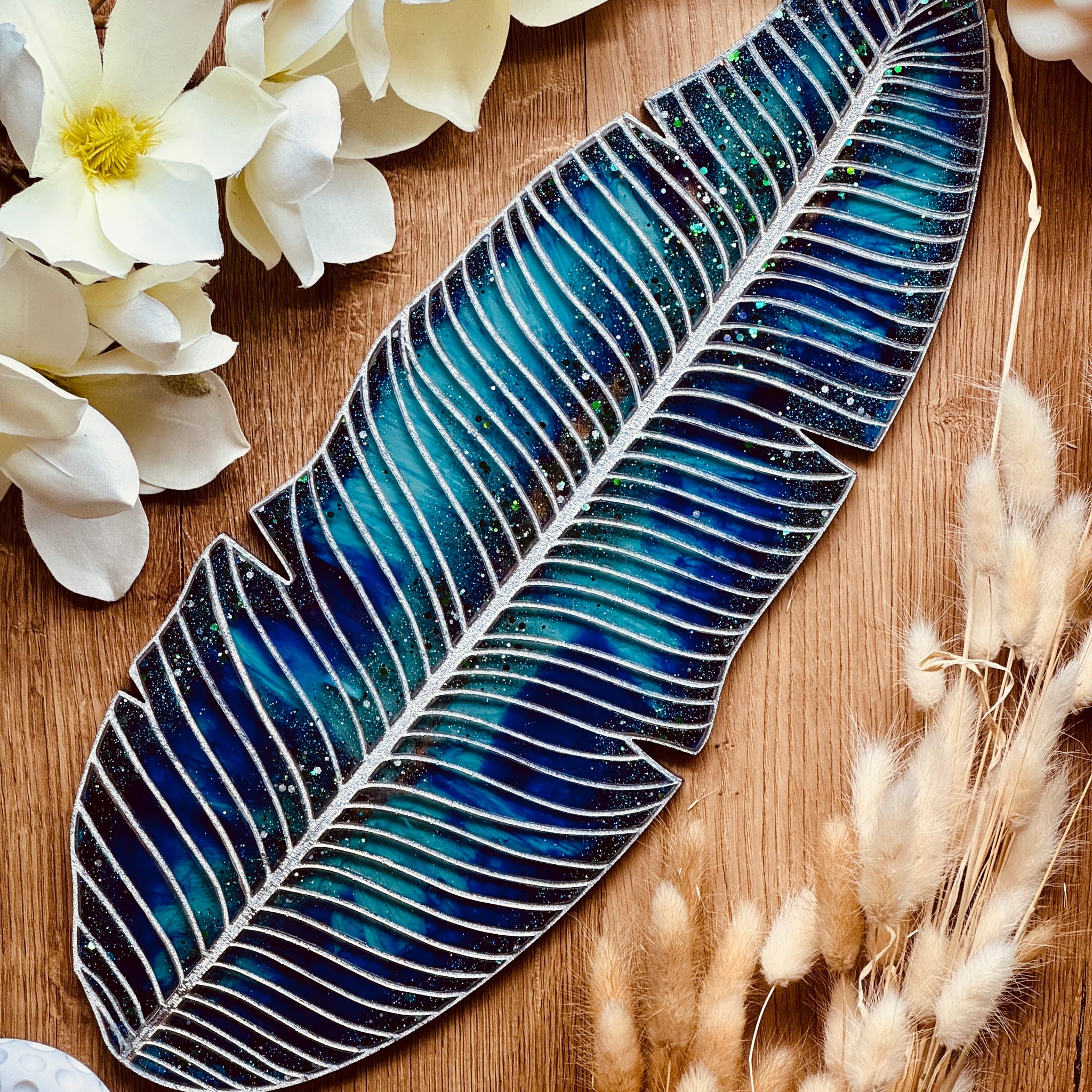 Tablett aus Resin in türkis mit silbernen Details im Leaf Design