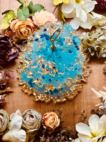 Etagere aus Resin mit getrockneten Blumen mit Gold