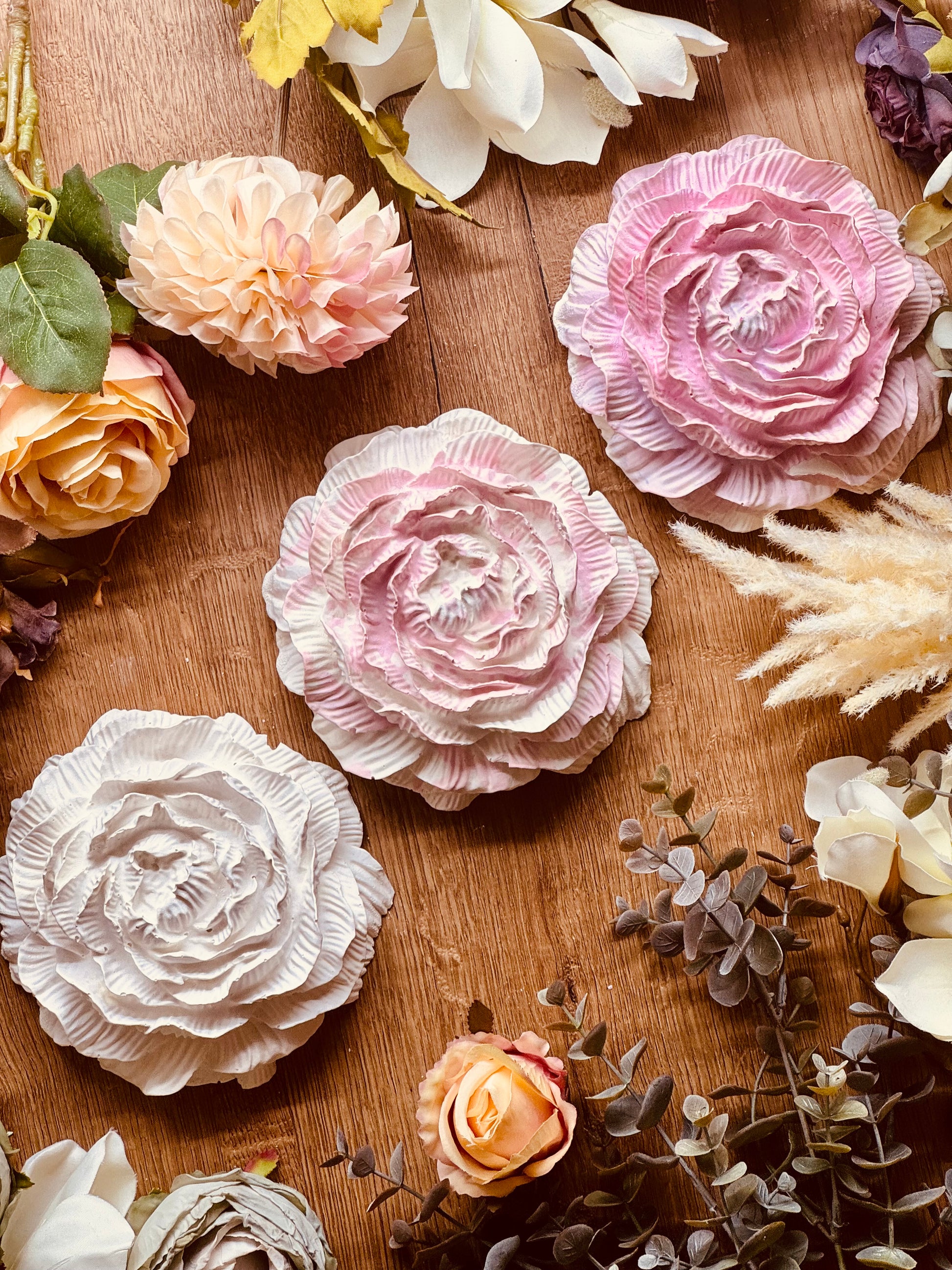 Keramikblüten in sanften Pastellfarben, geformt wie Rosen, perfekt für florale Deko-Arrangements im Wohnzimmer oder auf der Hochzeitstafel