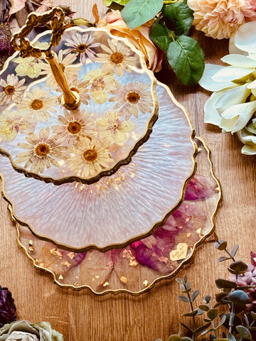 Etagere aus Resin mit getrockneten Pfingstrosen und Blumen mit Gold