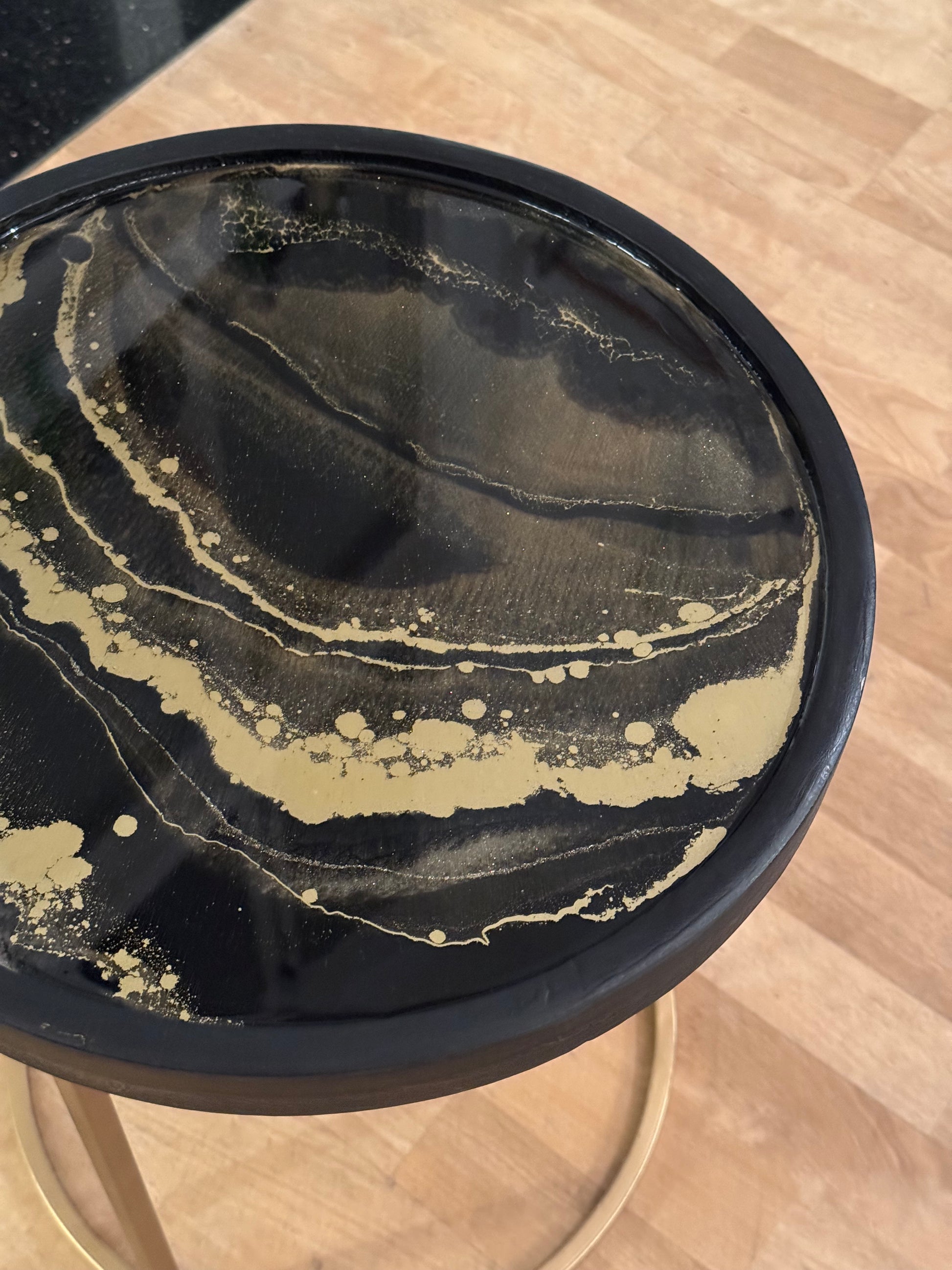 Einzigartiger Sofatisch Wohnzimmertisch, handgefertigt aus Resin, modernes Design in Schwarz und Gold, ideal für Wohnzimmer Ambiente.