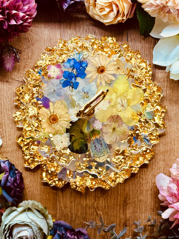 Etagere aus Resin mit getrockneten Blumen mit Gold