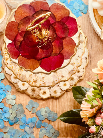 Etagere aus Resin mit getrockneten Rosen, Blüten und Hortensien mit Gold