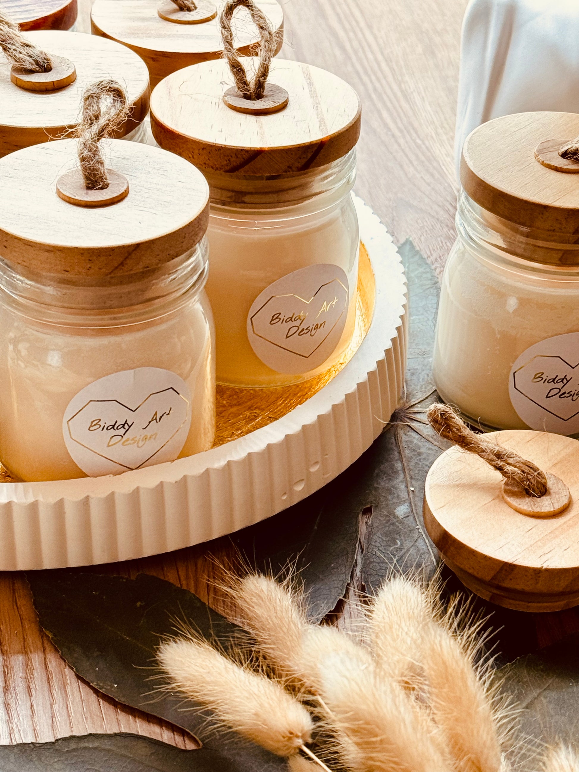 Handgegossene Duftkerze im Glas mit natürlichem Holzdeckel, ideal als Geschenk und dekorativer Raumduft für jedes Zuhause