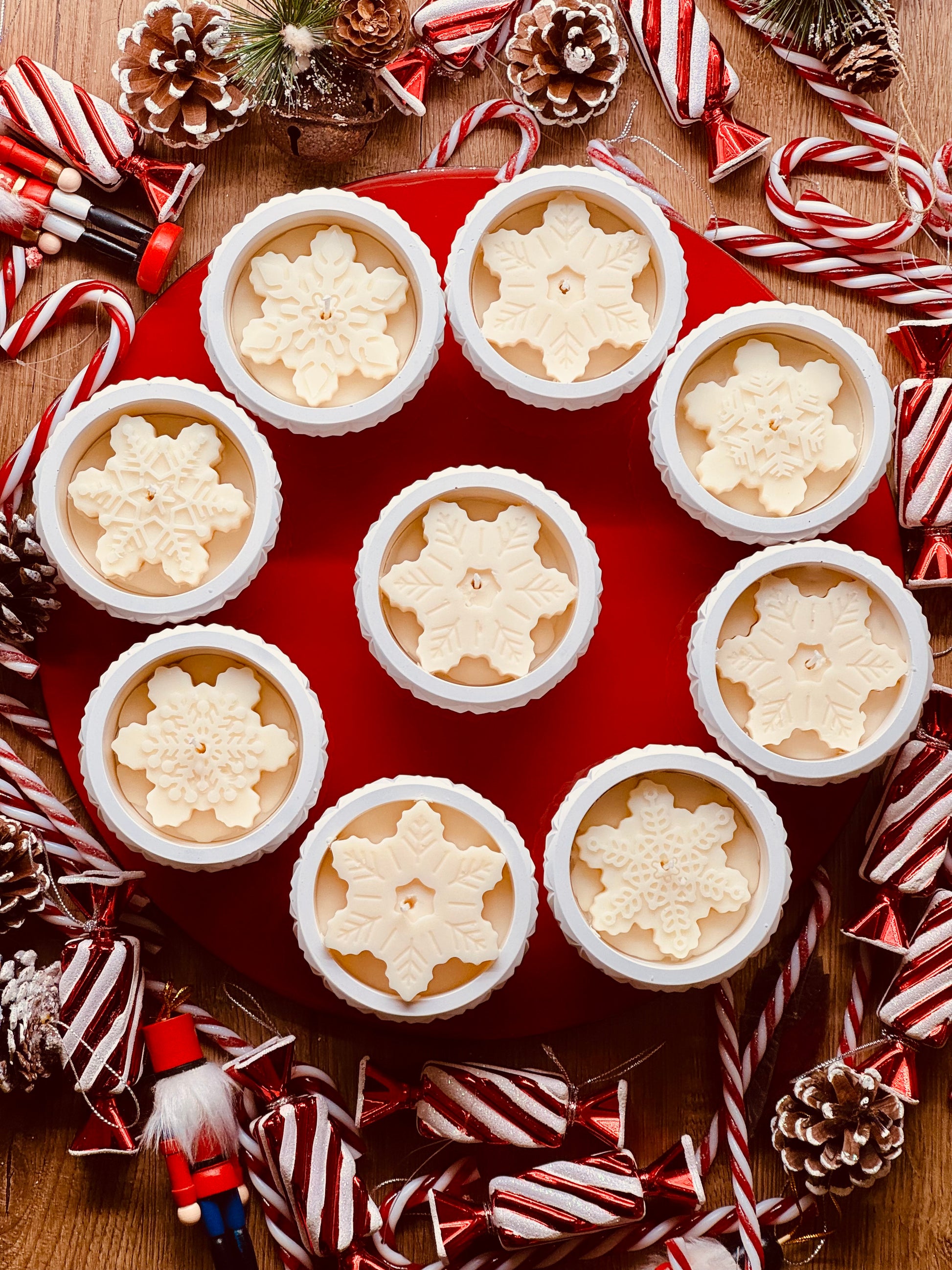 Weihnachtliche Duftkerze im einzigartigen Gießkeramik-Glas, handgefertigt – ein festliches Geschenk und stilvolle Deko