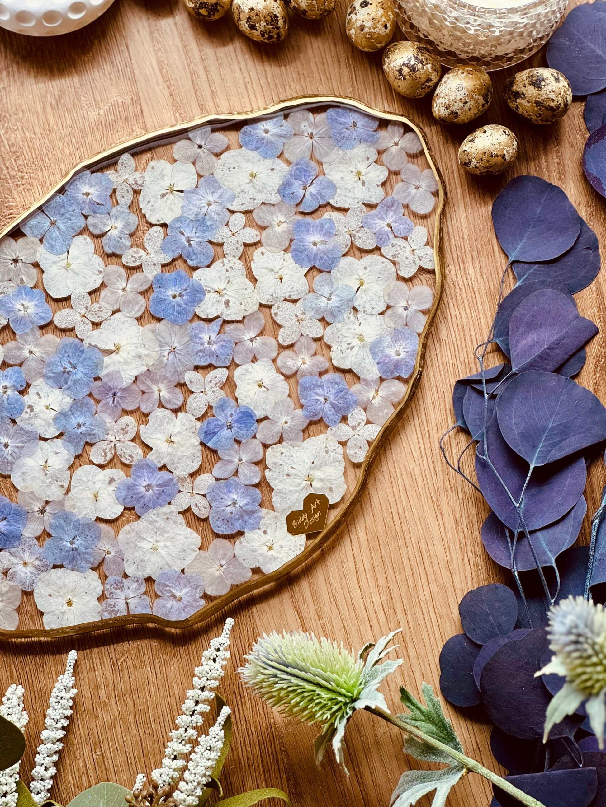 Getrocknete Blumen in einem Resin Tablett – handgepresste Hortensien in Lila und Beige, perfekt für kreative DIY-Projekte, Resin Art und kunstvolle Dekorationen.