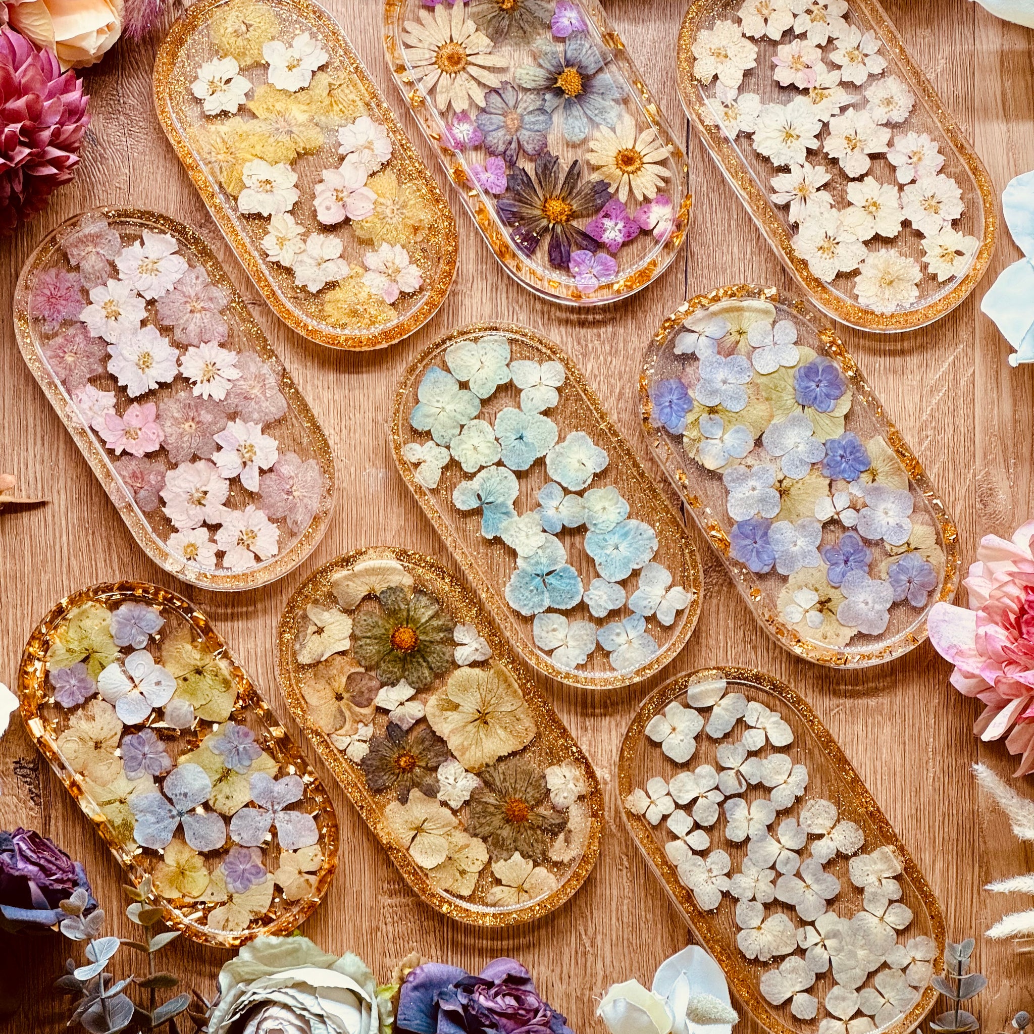 Schmuckschalen aus Resin mit Gold und Blüten