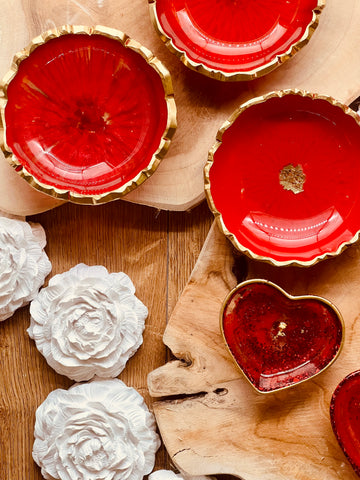 Jewelry bowls made of resin in red with gold details