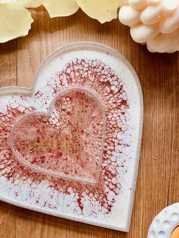 Heart-shaped bowl or tray made of resin in pink with silver details in 3D design