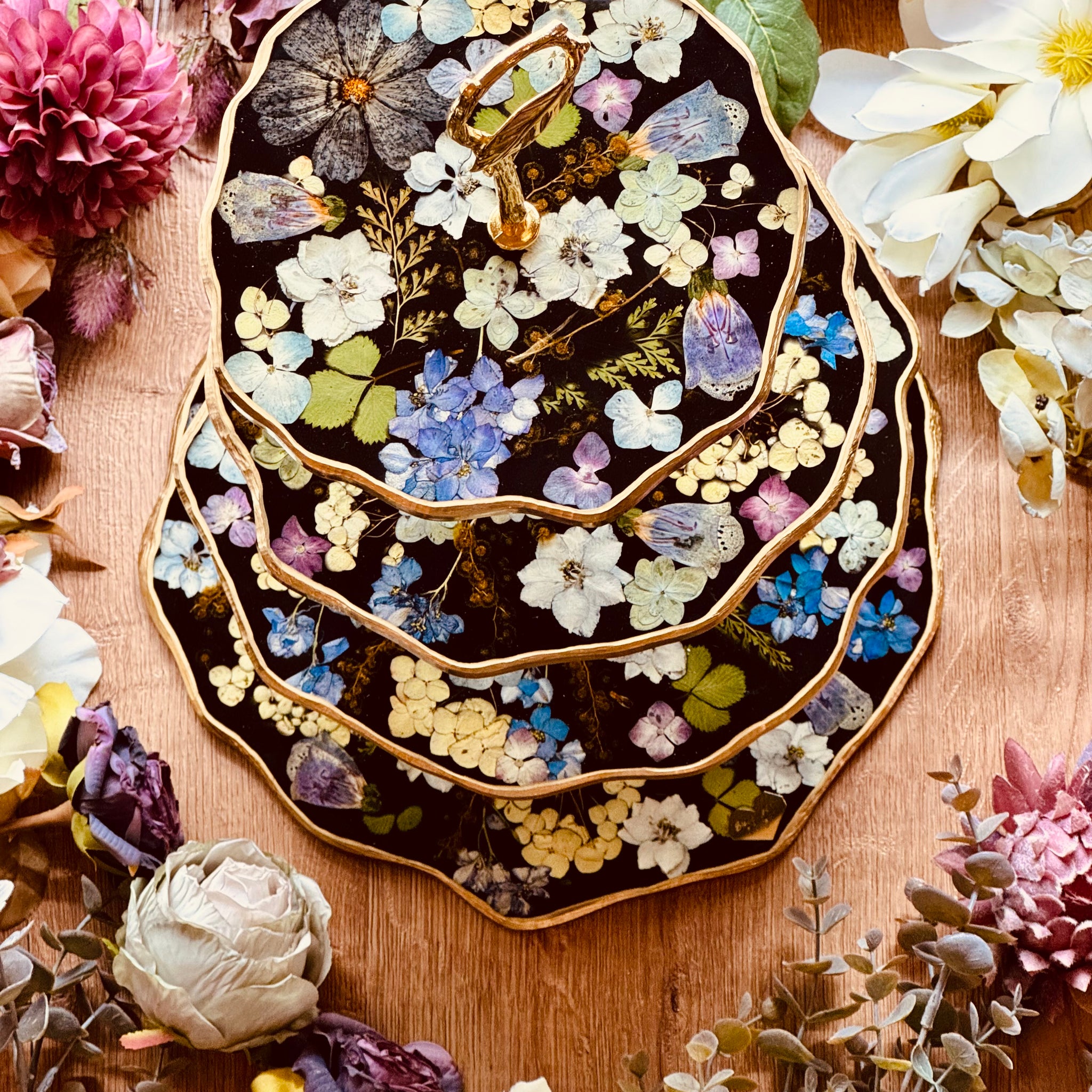 4-stöckige XXL Etagere aus Resin mit bunten Blumen und Gold