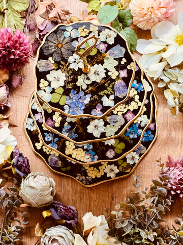 4-stöckige XXL Etagere aus Resin mit bunten Blumen und Gold