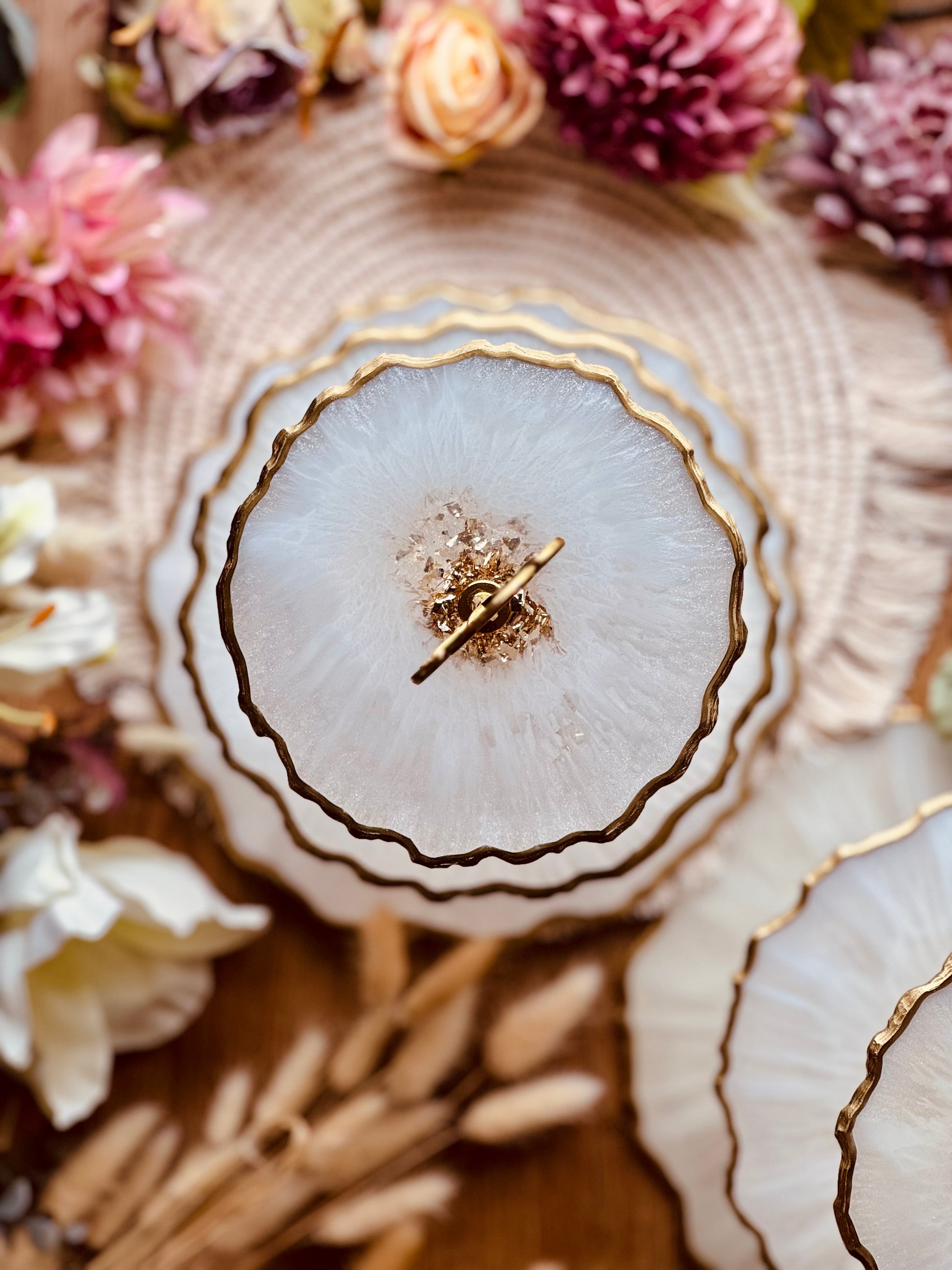 Dekorative Etagere aus Resin in Weiß-Gold, handgemacht und einzigartig, perfekt als Servierplatte für besondere Anlässe.