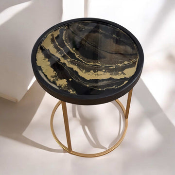 Handgefertigter Beistelltisch Couchtisch aus Resin, modernes Schwarz-Gold-Design, ein Unikat für elegante Wohnzimmer Dekoration.