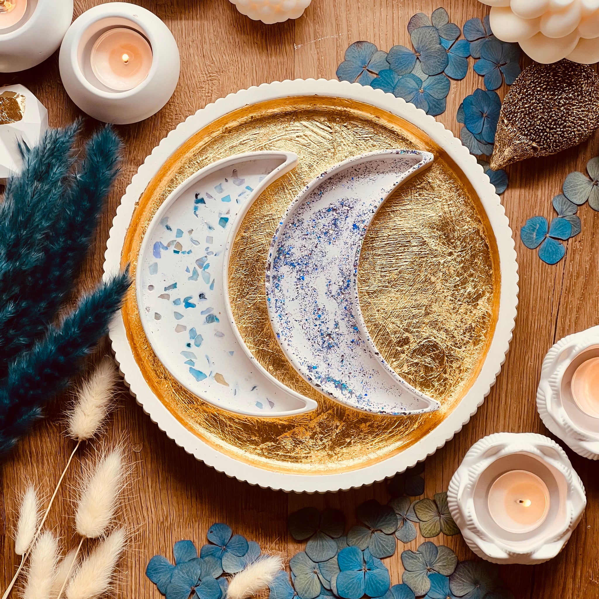 Handcrafted Gießkeramik galaxy design bowl set with glittering details on a wooden surface.