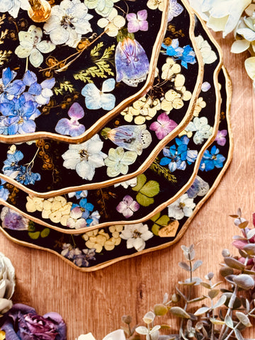 4-stöckige XXL Etagere aus Resin mit bunten Blumen und Gold