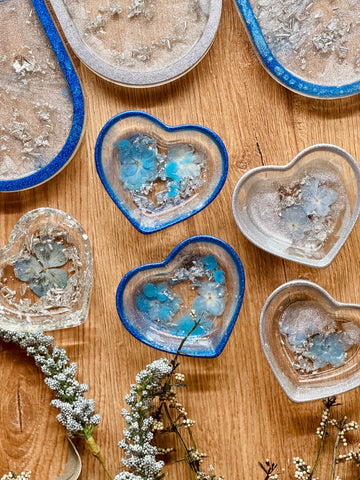 Resin jewelery bowls in blue with silver and flowers