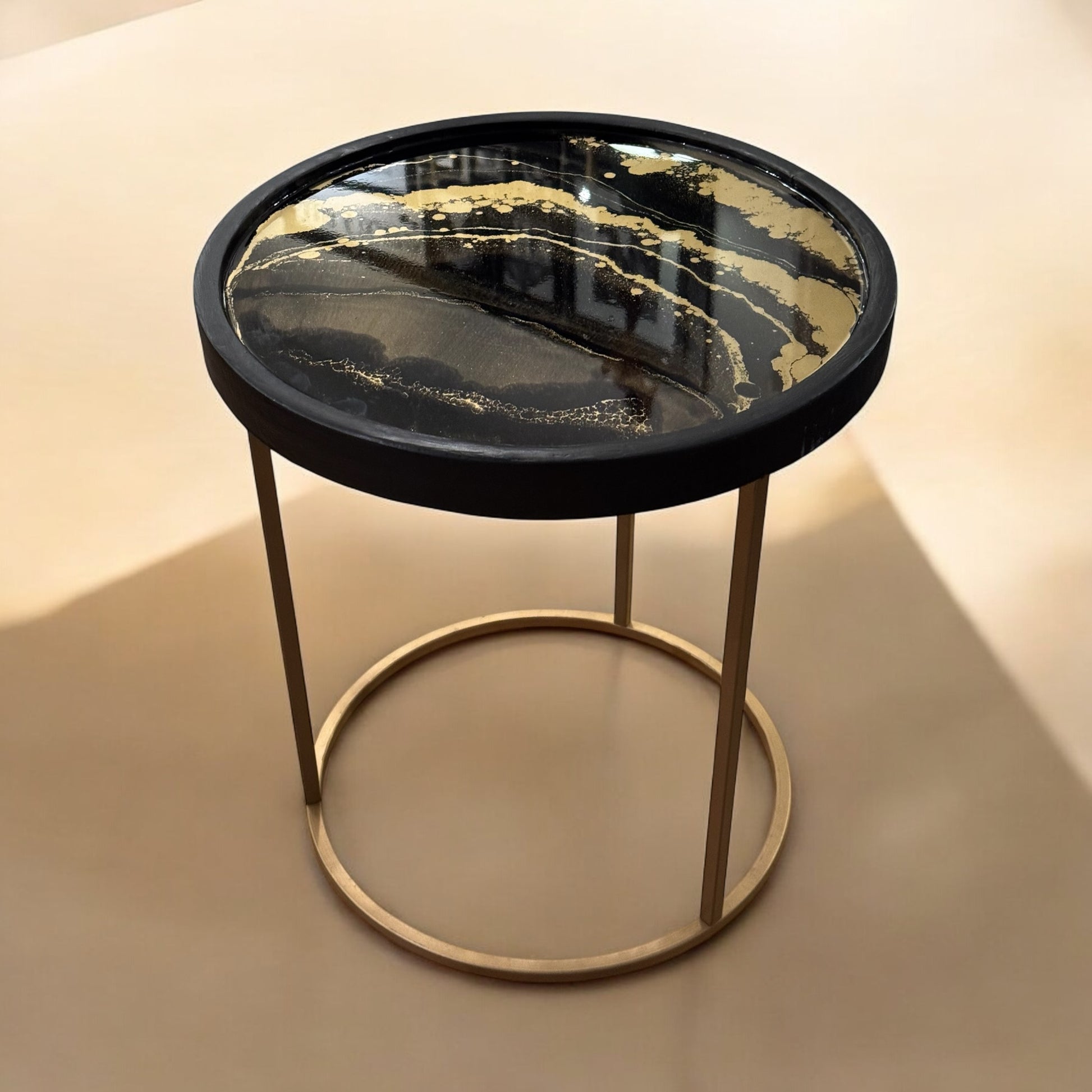 Handgefertigter Couchtisch aus Resin in Schwarz und Gold, ideal als dekorativer Beistelltisch für das Wohnzimmer oder als Geschenk für besondere Anlässe.