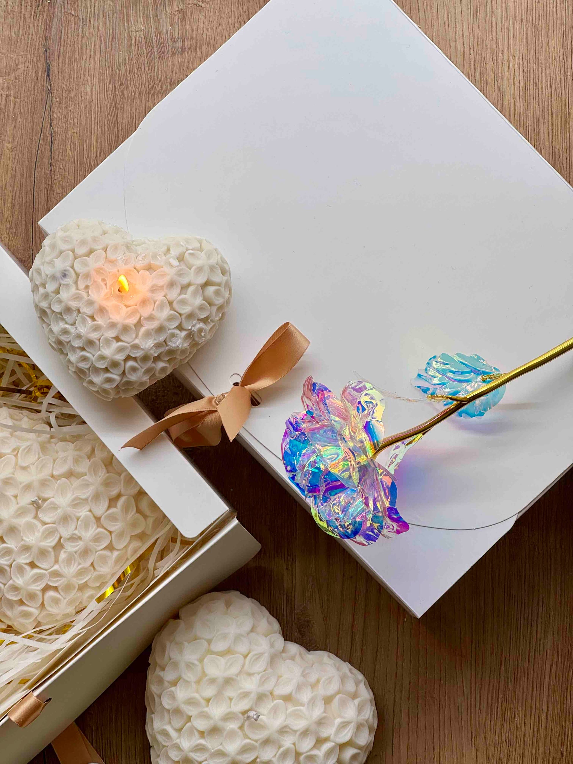 Romantisches Geschenkset mit herzförmigen Blütenkerzen und holographischer Rose – perfekt als dekoratives Highlight oder liebevolles Geschenk.