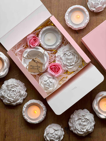 Handgemachte Keramikblumen und Teelichthalter in rosa Geschenkbox – die perfekte Deko- und Geschenkidee für Valentinstag und Muttertag.