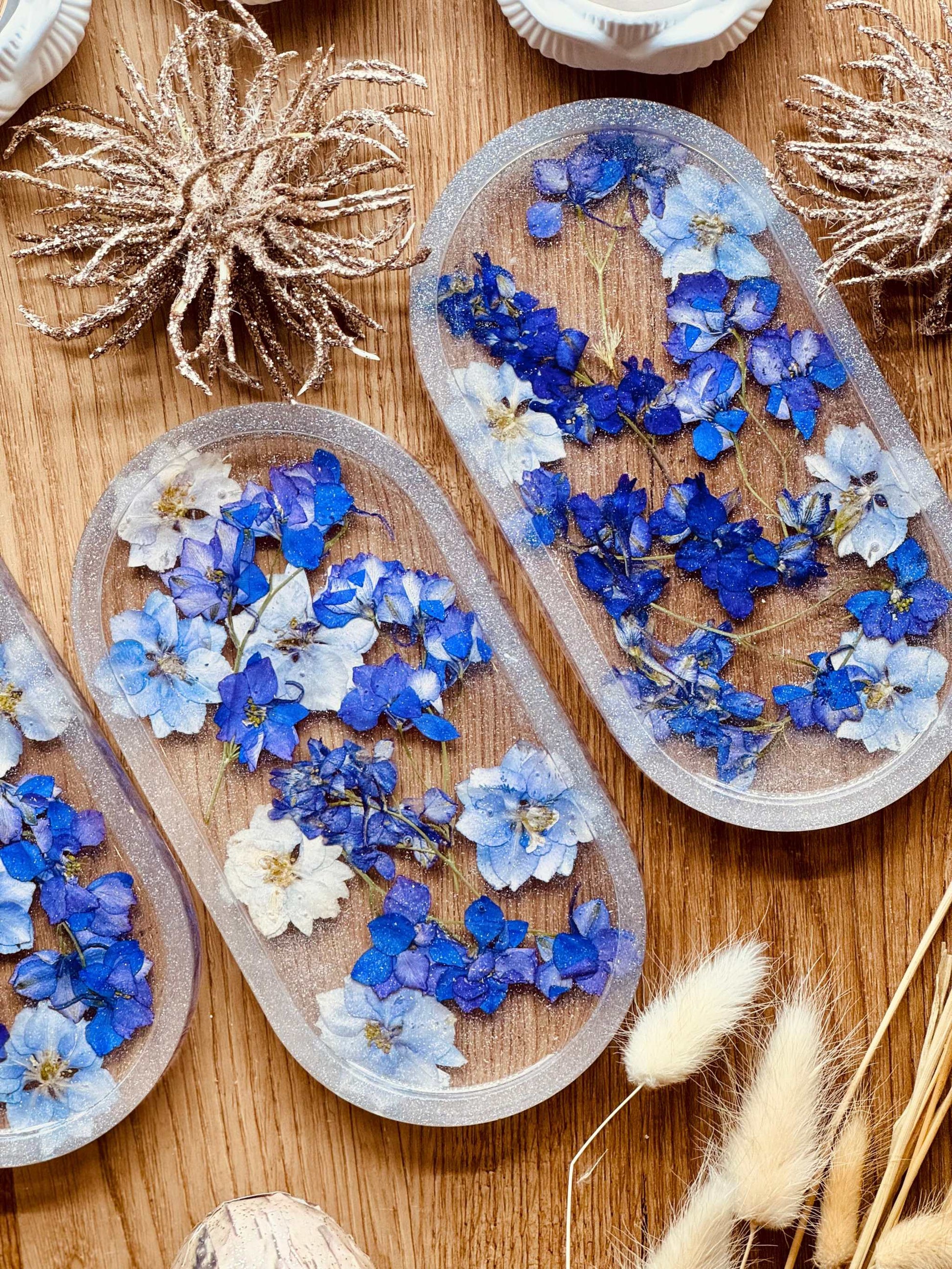 Violette getrocknete Larkspur Blüten für DIY-Projekte und Kunstwerke.