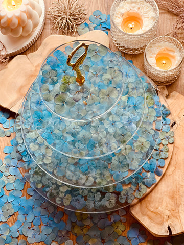 Cake stand made of resin with dried lakspur with gold