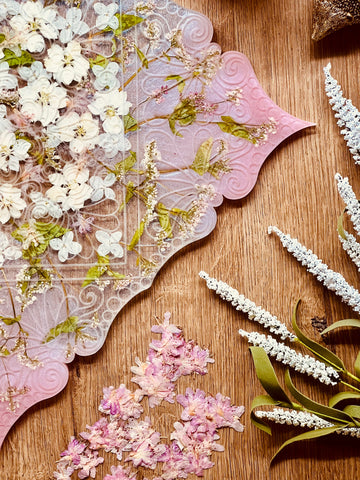 Grosses Mandala Tablett aus Resin mit rosa und weissen Blüten