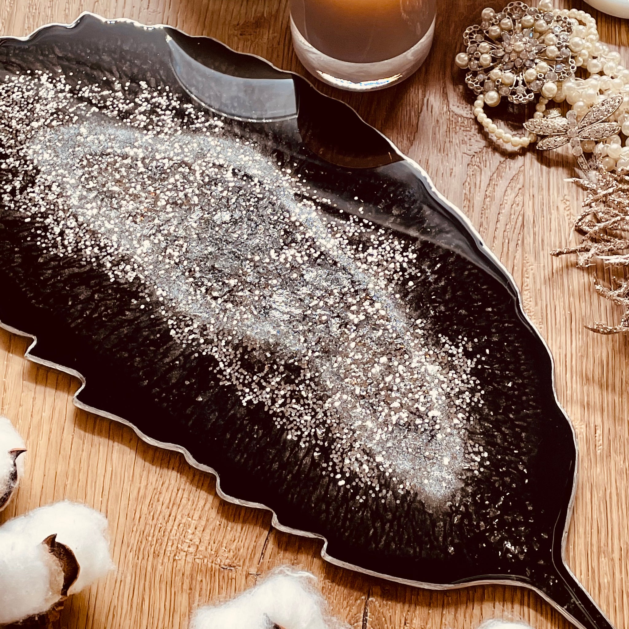 Feather tray made of resin in black and silver details