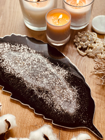 Feather tray made of resin in black and silver details