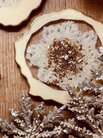 6 coasters made of resin in beige with gold