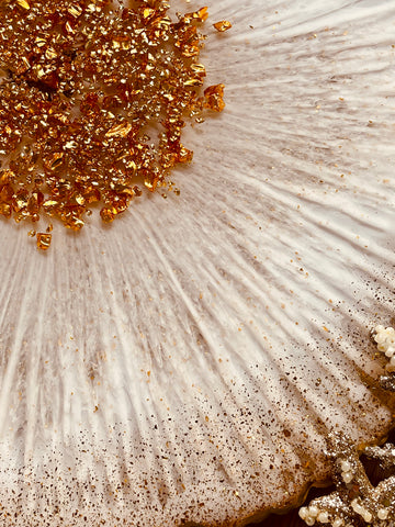 White resin tray with golden details