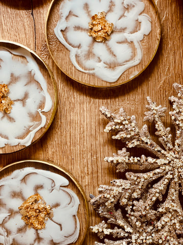 4 resin coasters in white with gold