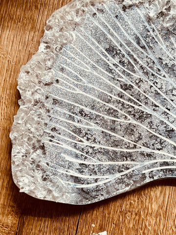 Ginko trays made of resin in gray and white with silver details