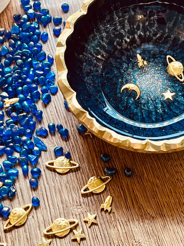 Jewelry trays made of resin in dark blue with gold in the Galaxy design