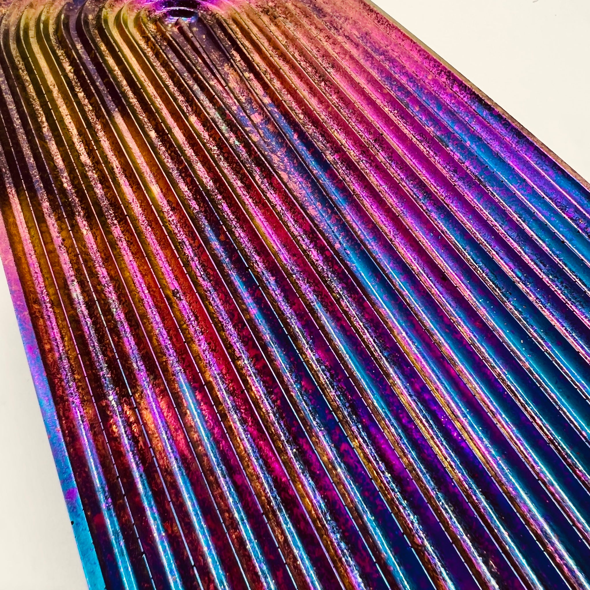 Rainbow Tablett aus Resin mit Regenbogen Design (Chameleon Farben)