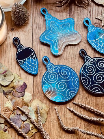 5 resin pendants in blue with silver