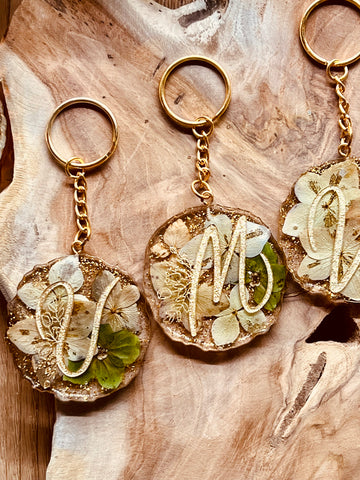 Key ring with real hydrangeas and gold