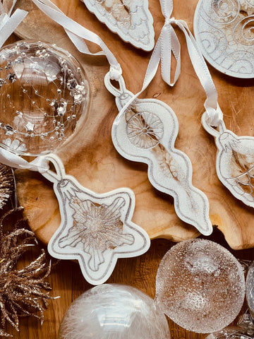 7 pendants made of resin in white with silver