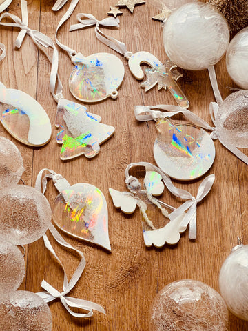 7 white resin charms with holographic finish