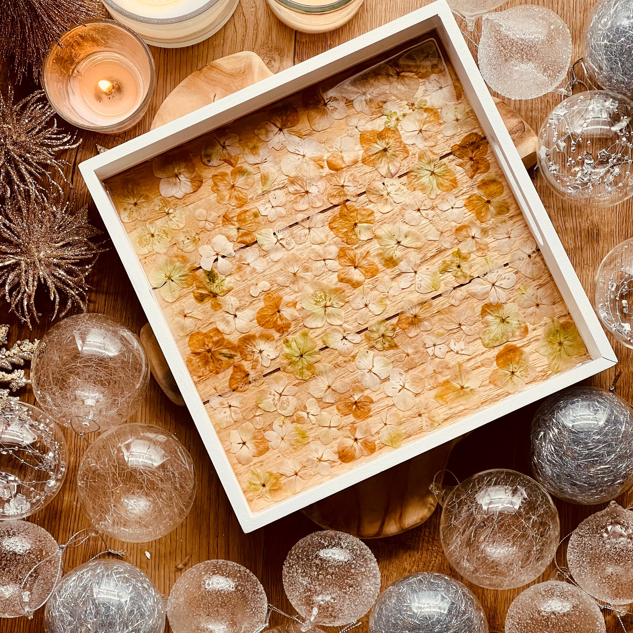 Wooden tray refined with resin and hydrangeas