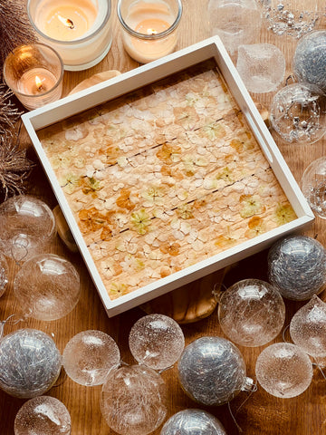 Wooden tray refined with resin and hydrangeas