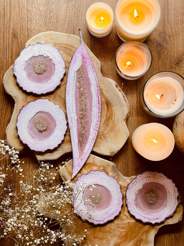 Resin tray and 4 coasters in pink with silver leaf design