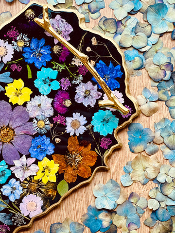 Tablett aus Resin mit echten Blumen und goldenen Details