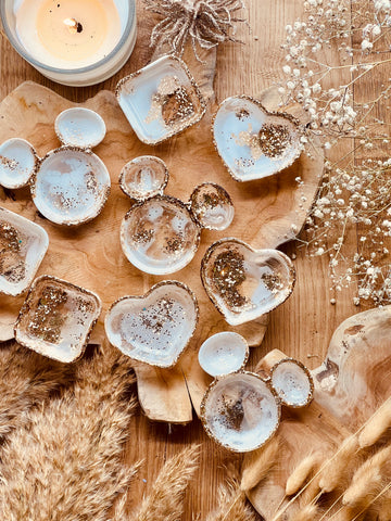 Jewelry bowls made of resin in white with gold in different shapes