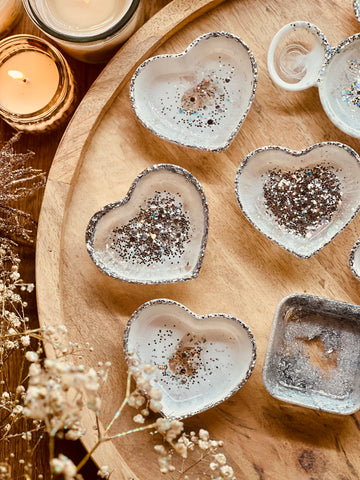 Jewelry bowls made of resin in white with silver in different shapes