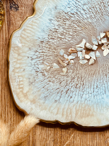 Resin tray in beige with golden details and mother-of-pearl