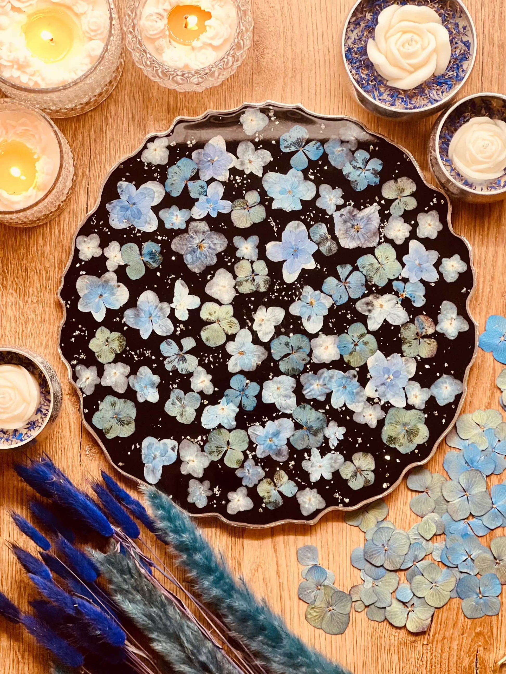 Blumen Tablett - Perfekt für Resin Art – diese getrockneten Blumen lassen sich ideal in Epoxidharz einarbeiten und verleihen Schmuck oder Tabletts eine besondere Note.
