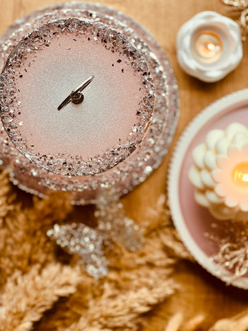 Cake stand made of resin in pink with silver