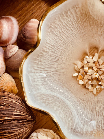 Resin shells in white with mother-of-pearl