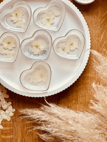 Resin jewelery trays in white with silver and heart-shaped flowers