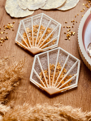 2 coasters made of resin in white with gold